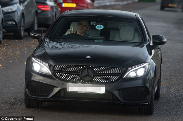 Thầy trò Mourinho ủ rũ đến sân tập sau thất bại ở derby